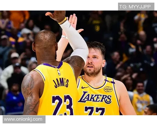 湖人火箭激战正酣NBA赛季精彩对决引发球迷热议与期待 湖人火箭激战正酣NBA赛季精彩对决引发球迷热议与期待