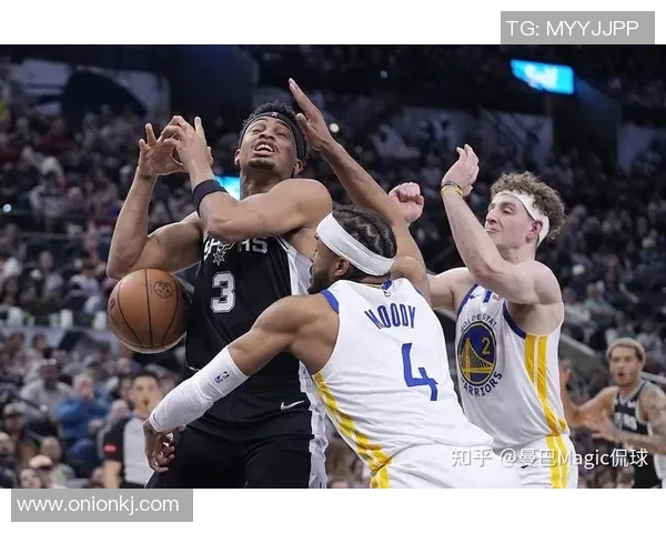 勇士在最后时刻逆转马刺以113比111险胜展现强大韧性与团队合作精神 勇士在最后时刻逆转马刺以113比111险胜展现强大韧性与团队合作精神